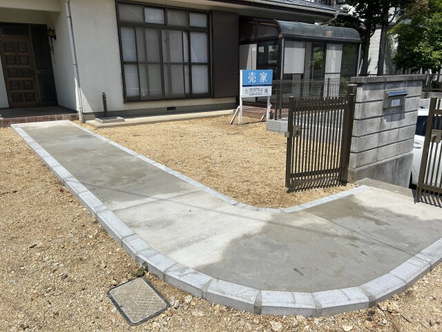 駐車場からの玄関までのアプローチ