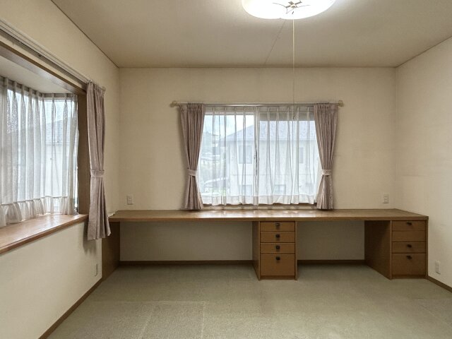 2階の東側の洋間です。造作されたデスクがあります。2方向窓で明るく、風通しも良好です。