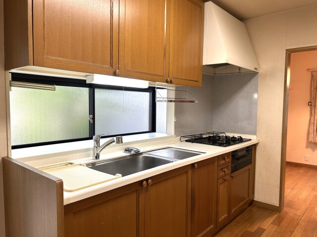 るく広々としたシステムキッチンです。そのままでも、フードやコンロなど部品交換でも利用可能です。