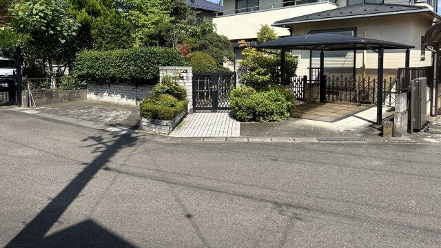 現状で2台分あります。1台分はカーポート屋根が付いています。