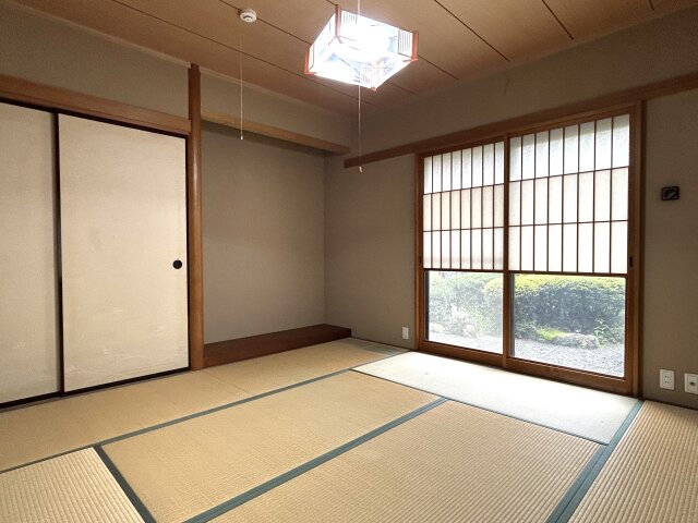 独立した和室は寝室として利用すれば平屋のような暮らしが可能です。雪見障子から庭園が見えます。