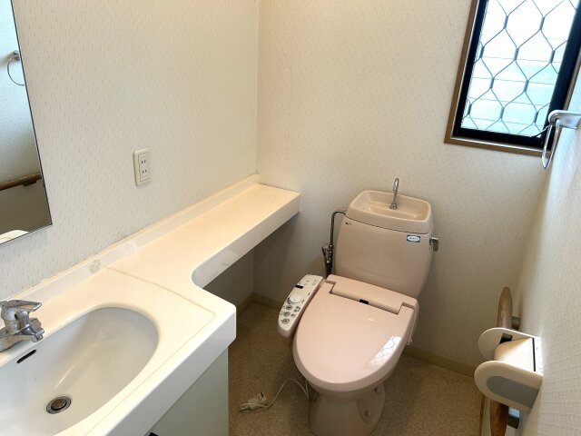 2階のトイレには手洗いカウンターがあり便利です。