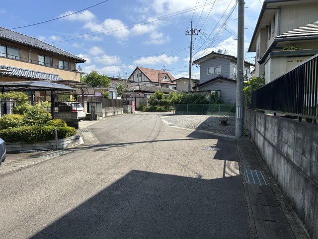 前面道路は行き止まりのため、車の通り抜けがありませんので、静か・安全・安心です。