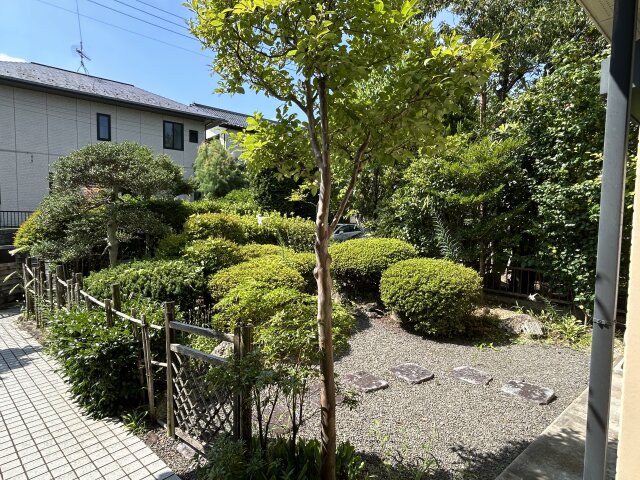 広く、庭園のようなお庭です。