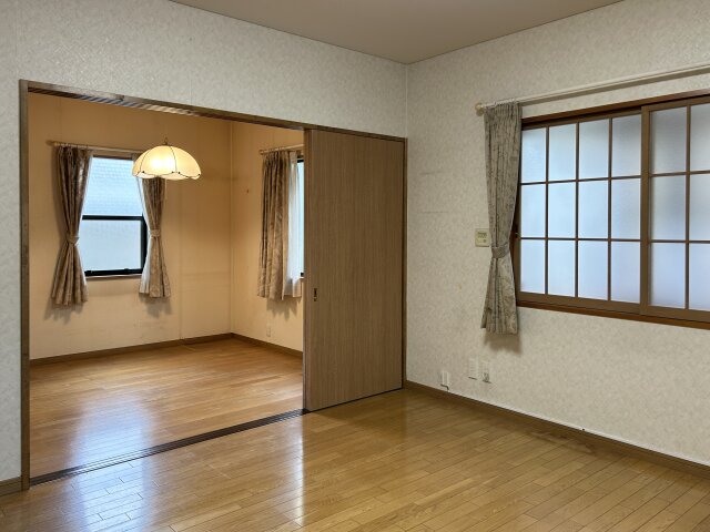 リビングと食堂は引き戸で仕切ることができますので、来客時などは重宝します。