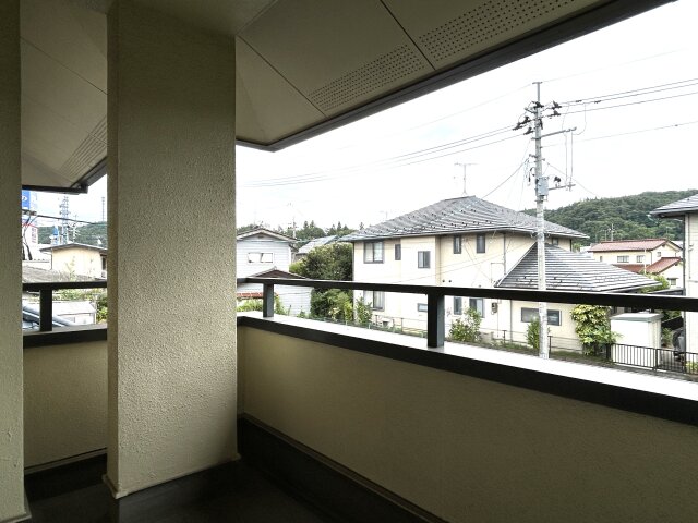 深い軒のインナーバルコニーです。洗濯物を干してから雨が降ってきても慌てる必要がありません。眺望も良好です。