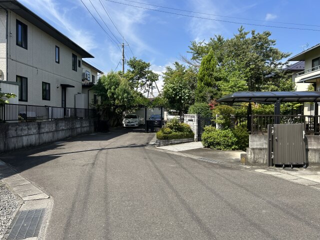 道路幅員は6mありますので、車の出し入れがしやすく安心です。