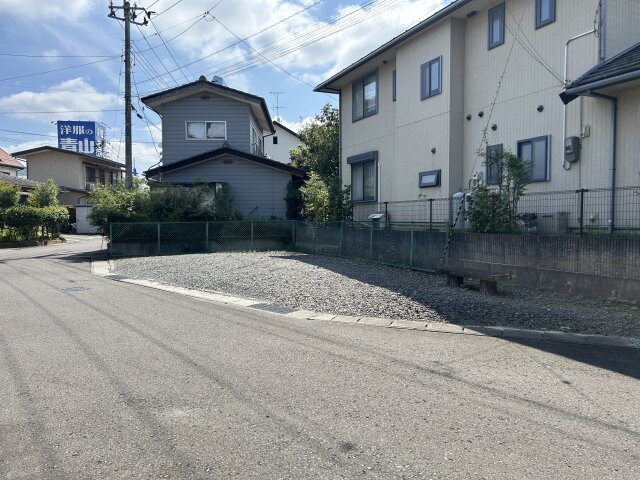 前面道路に面して砕石敷きの共有地があります。持ち分は無償譲渡となります。