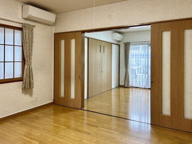 リビング続きの洋間にはトイレ手洗いがありますので、そのまま生かせば事務所にしたり、将来の介護を想定したり可能です。