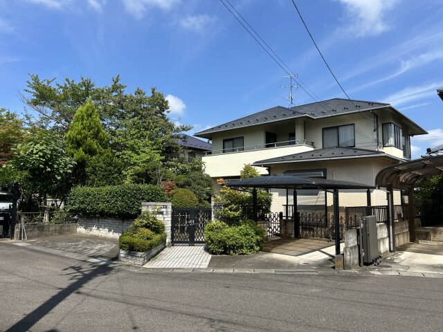 南道路で日当り良好です。駐車場・お庭・門扉の整った素敵な外観になっていると思います。敷地は約８３坪ありますので、ゆとりがあります。