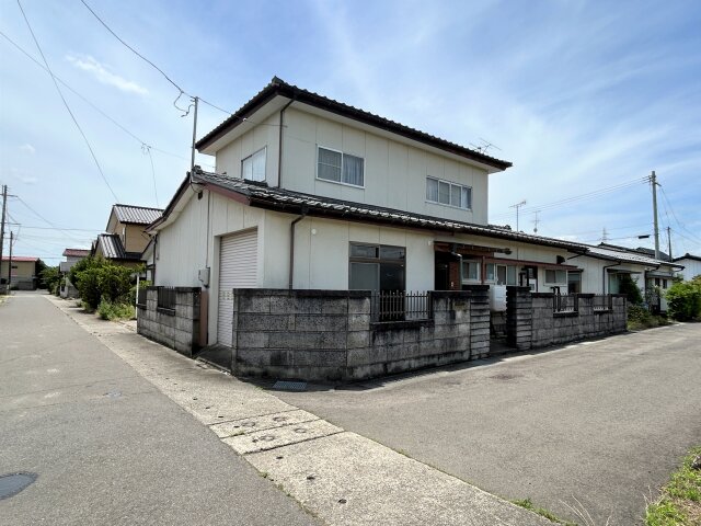 敷地北東から撮影した写真です。角地のため開放的です。建築条件はありませんのでご自身で住宅会社を選んで頂くことが可能です。